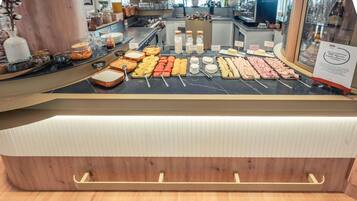 Ein Bereich mit einem reichhaltigen Buffet aus Speisen und Getränken.