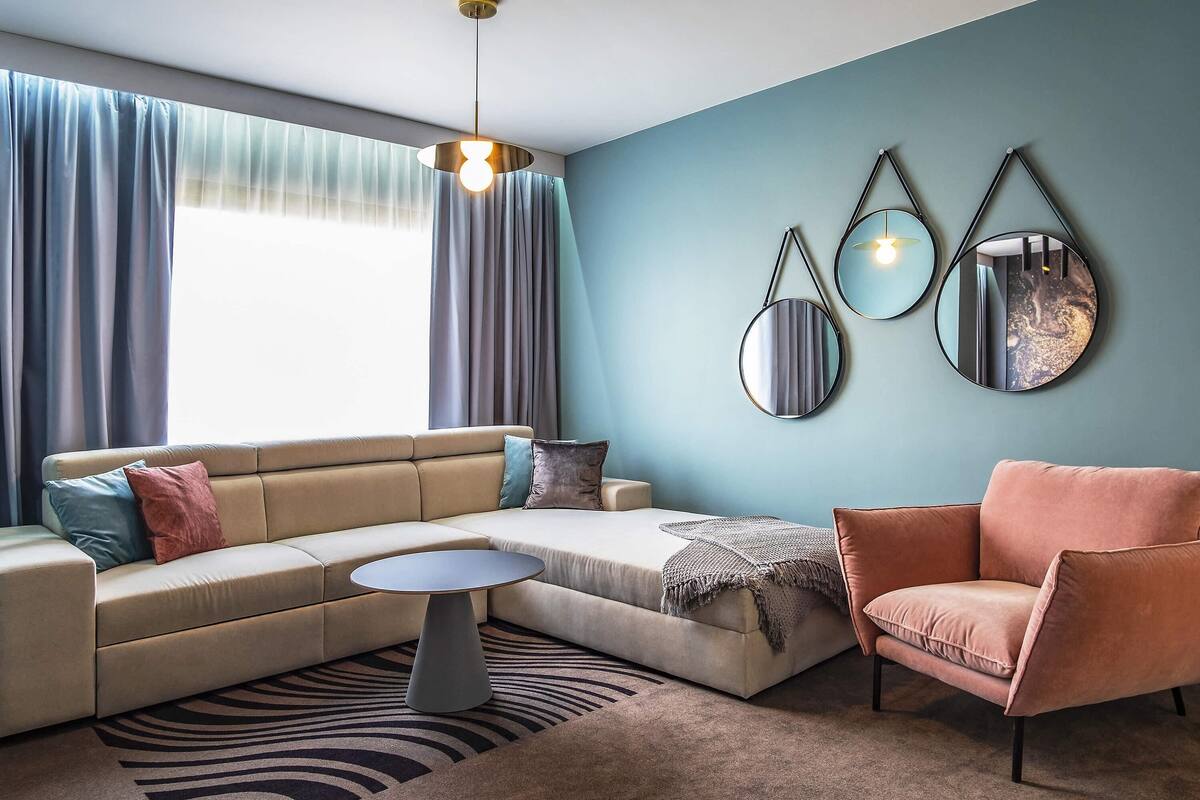 Suite ejecutiva, 1 cama Queen size y sofá cama | Ropa de cama de alta calidad y minibar