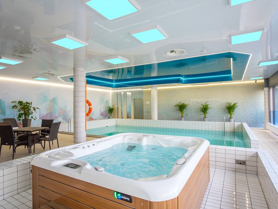 Una piscina cubierta