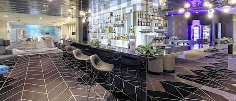 Sert le petit déjeuner et le déjeuner