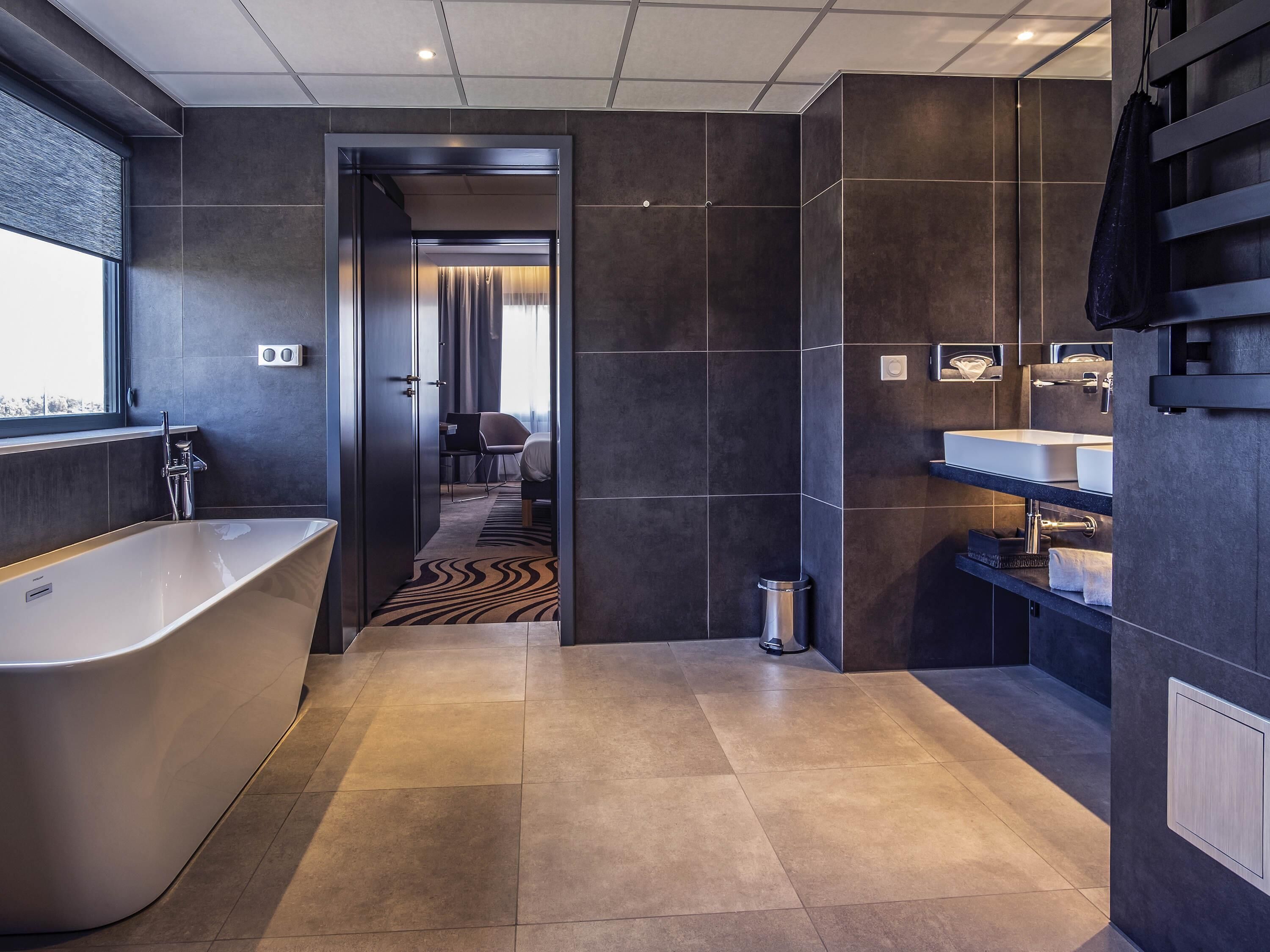 executive suite, 1 queen bed with sofa bed | premium bedding, minibar, in-room safe, desk