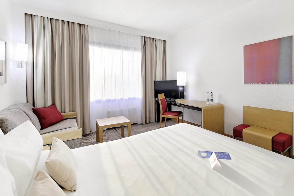 Standard Room, 1 Katil Kelamin (Double) | Peralatan tempat tidur premium, bar mini, peti besi dalam bilik, meja