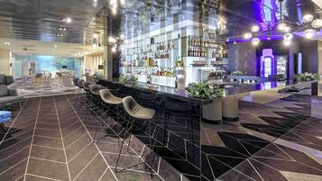 Serverer frokost og lunsj