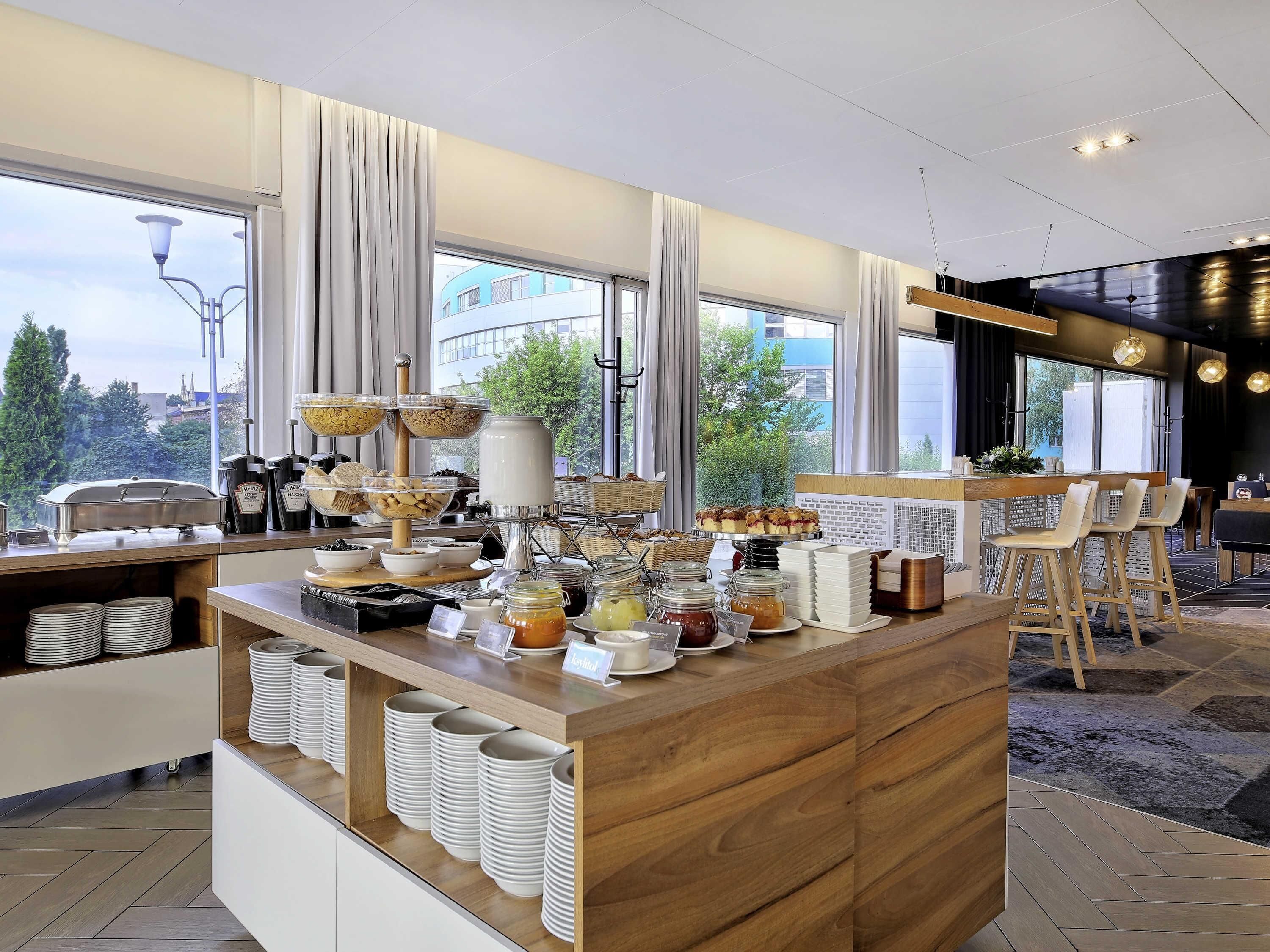 daily buffet breakfast (pln 82 per person)