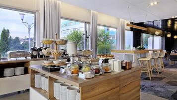 Daily buffet breakfast (PLN 82 per person)