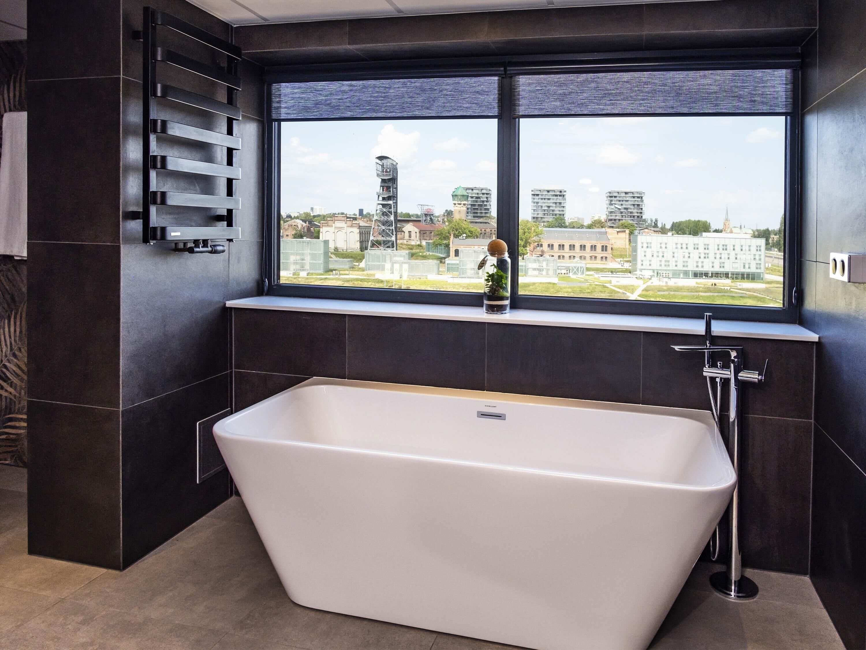 Executive Suite, 1 Queen Bed with Sofa bed | Bathroom