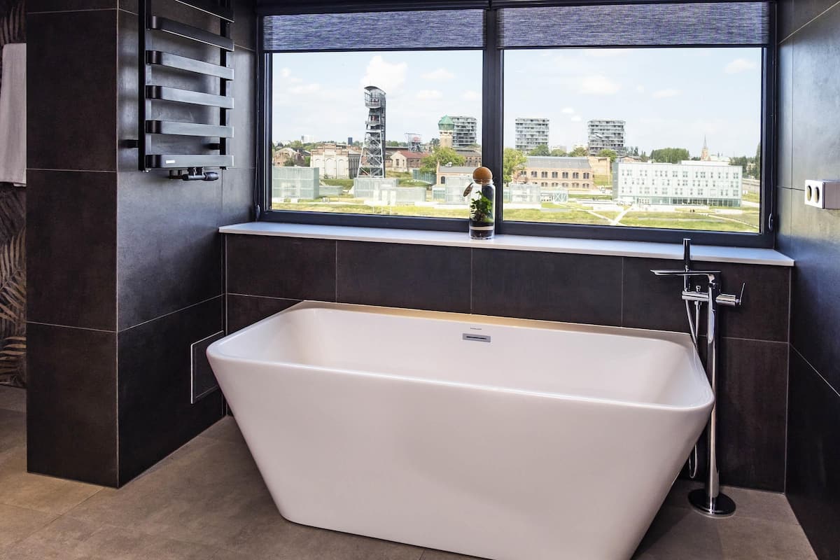 Executive Suite, 1 Queen Bed with Sofa bed | Bathroom