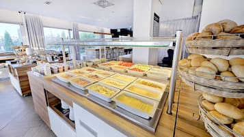 Desayuno buffet todos los días (PLN 82 por persona)