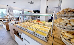 Bữa sáng buffet hàng ngày (82 PLN/mỗi người) 