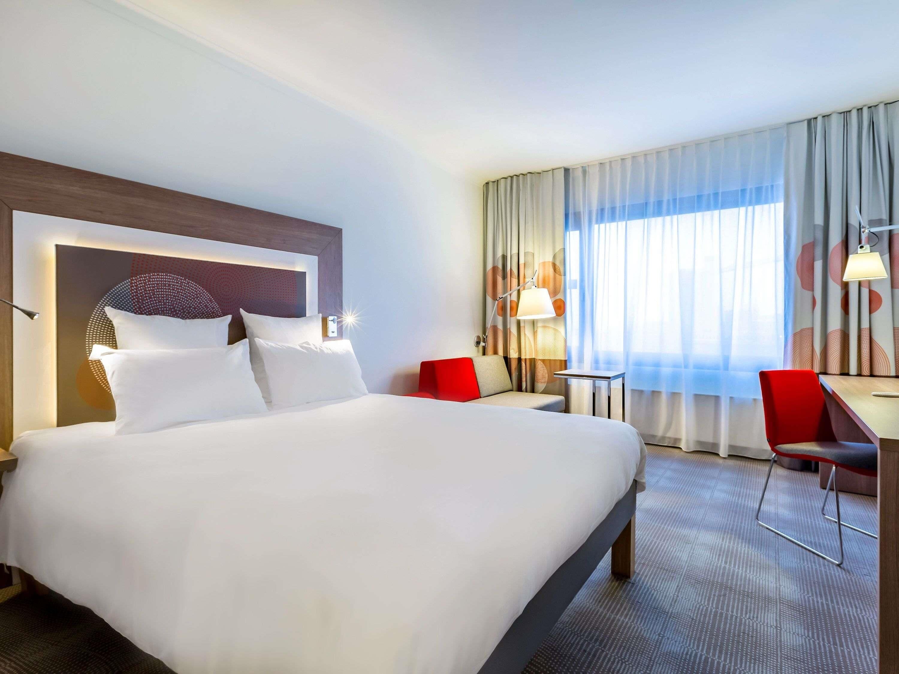 Executive Room, 1 Queen Bed, City View (15% Restaurant Discount) | Premium bedding, minibar, in-room safe, desk