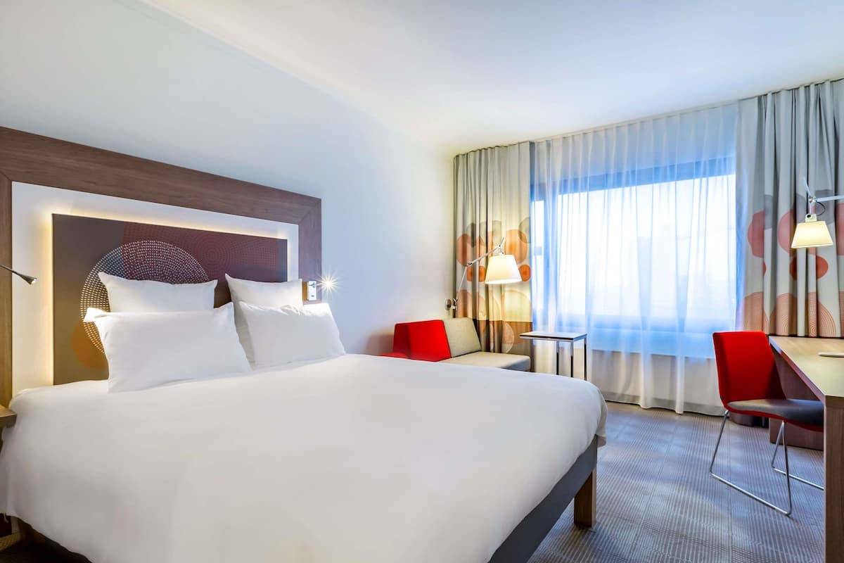 Executive Room, 1 Queen Bed, City View (15% Restaurant Discount) | Premium bedding, minibar, in-room safe, desk