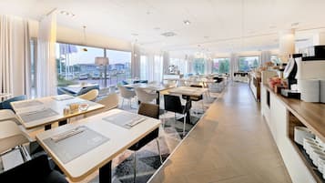 Daily buffet breakfast (PLN 85 per person)