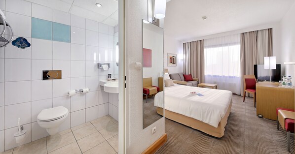 Standard Room, 1 Double Bed | Bathroom | Shower, eco-friendly toiletries, hair dryer, towels