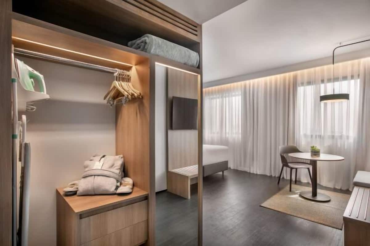 Minibar, coffres-forts dans les chambres, bureau, rideaux occultants