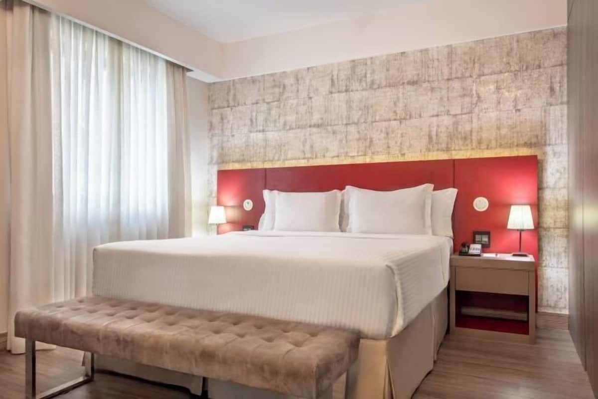 Minibar, coffres-forts dans les chambres, bureau, rideaux occultants