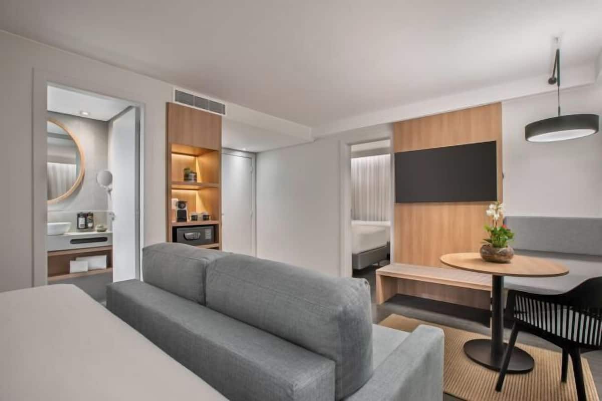 Minibar, két bảo mật tại phòng, bàn, màn/rèm cản sáng