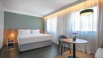 The Innside Premium Room City View | Minibar, safe på rommet, skrivebord og blendingsgardiner