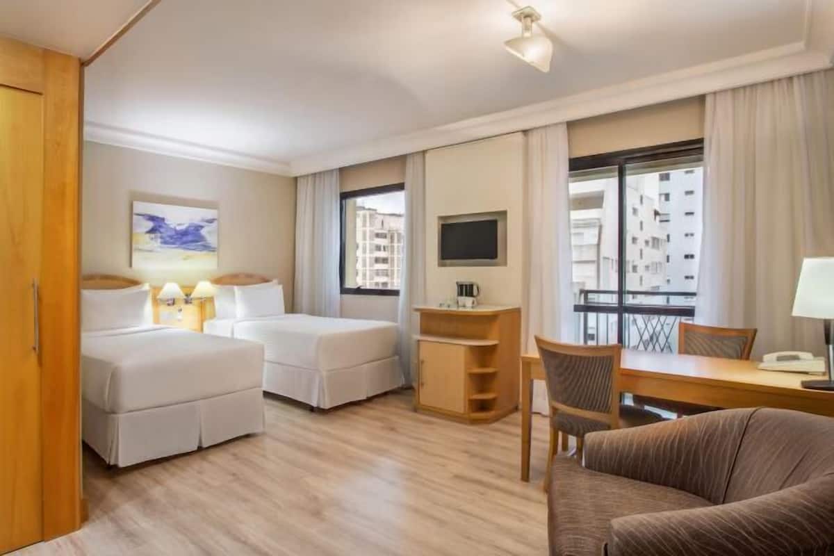 Minibar, coffres-forts dans les chambres, bureau, rideaux occultants