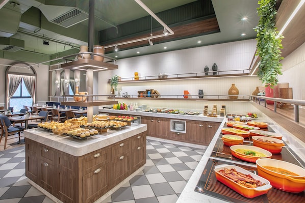 Daily buffet breakfast (BRL 71.50 per person)