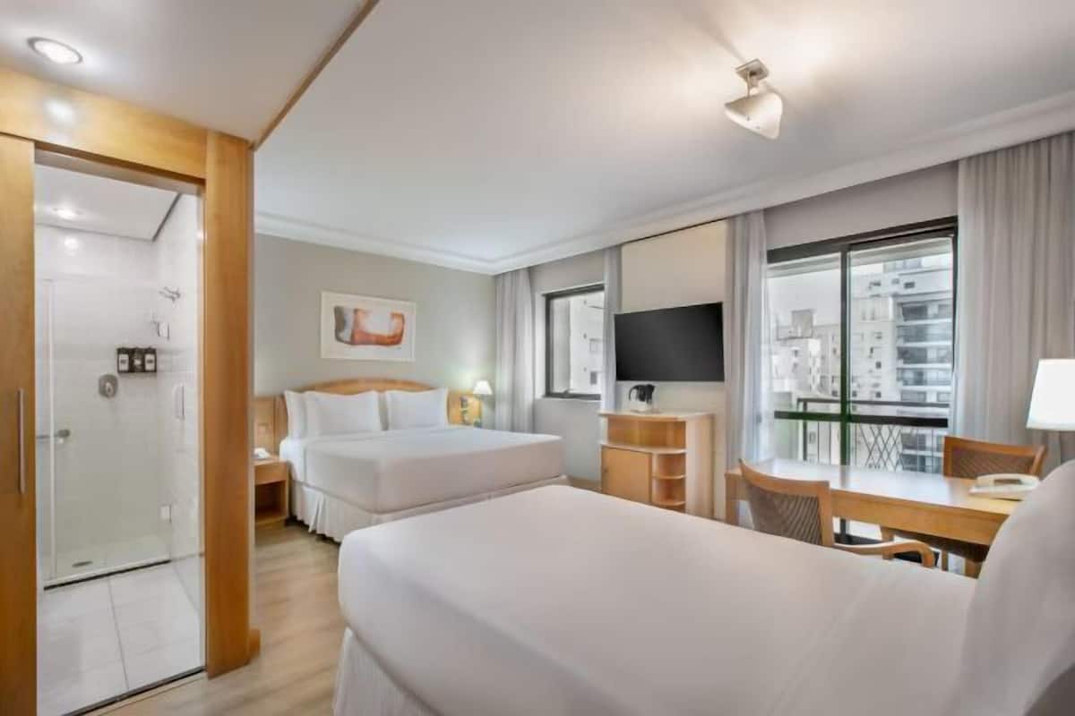 Minibar, coffres-forts dans les chambres, bureau, rideaux occultants