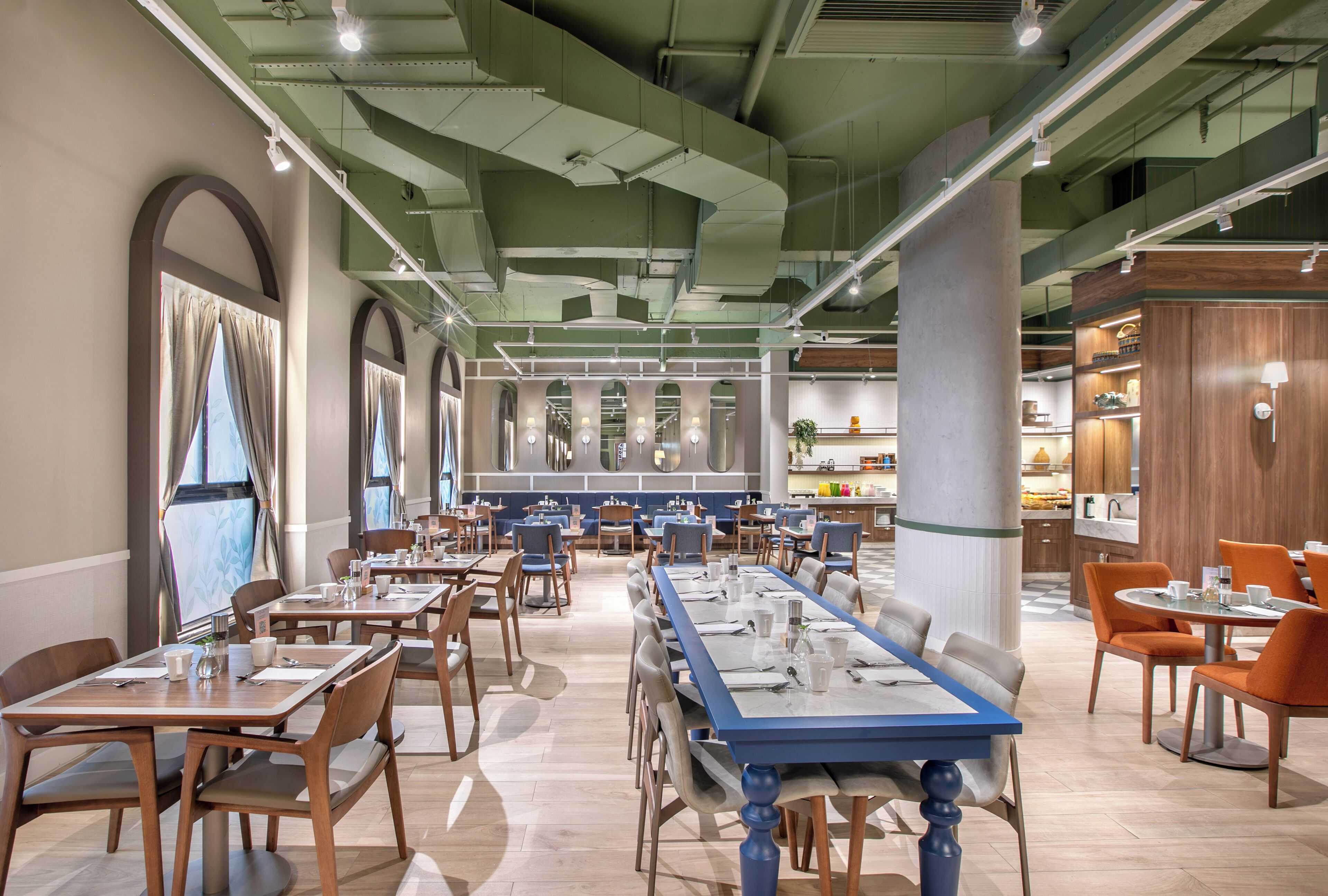 Breakfast, lunch, dinner served; international cuisine 