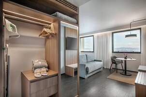 The Studio Queen | Minibar, in-room safe, desk, blackout drapes