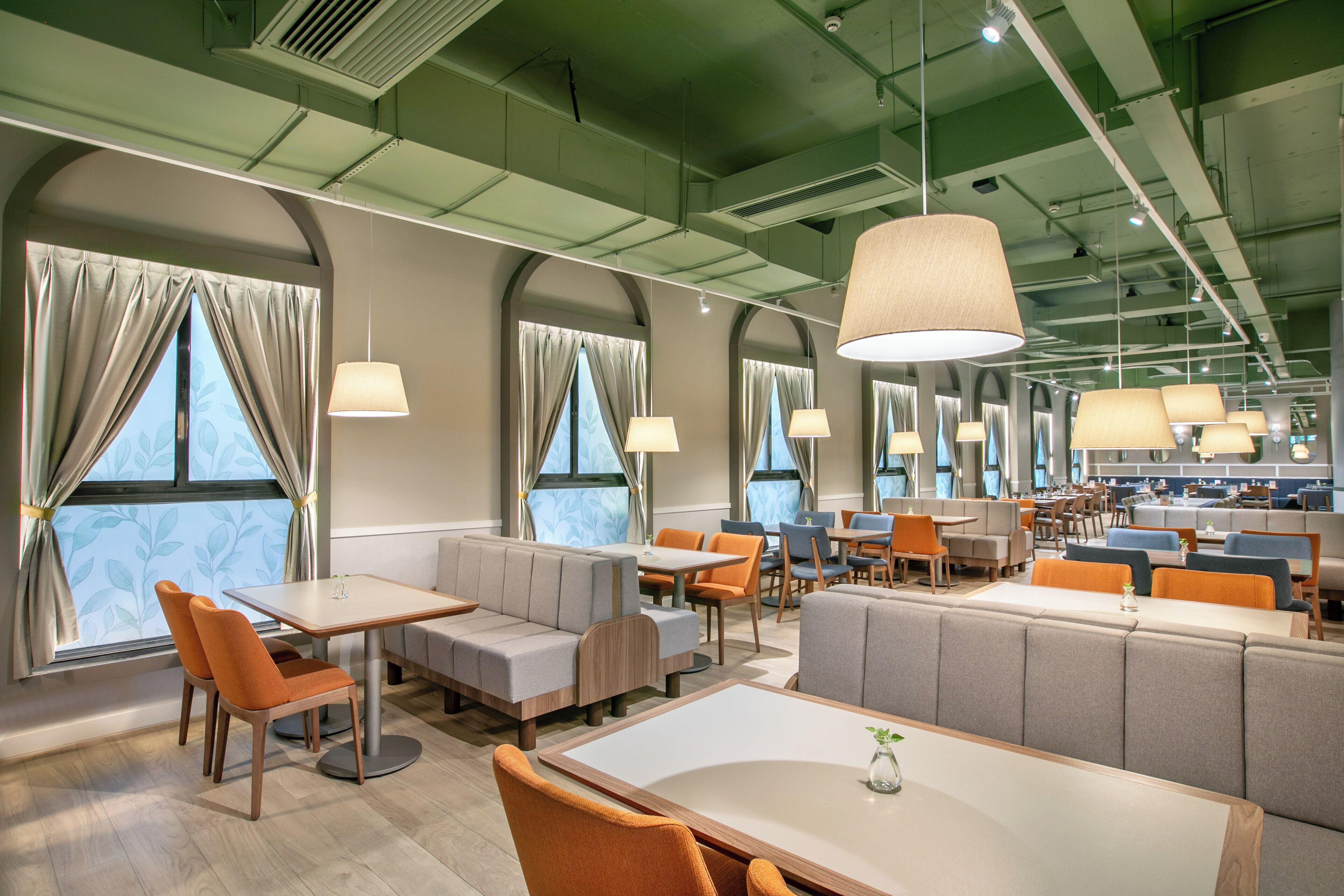 breakfast, lunch, dinner served; international cuisine