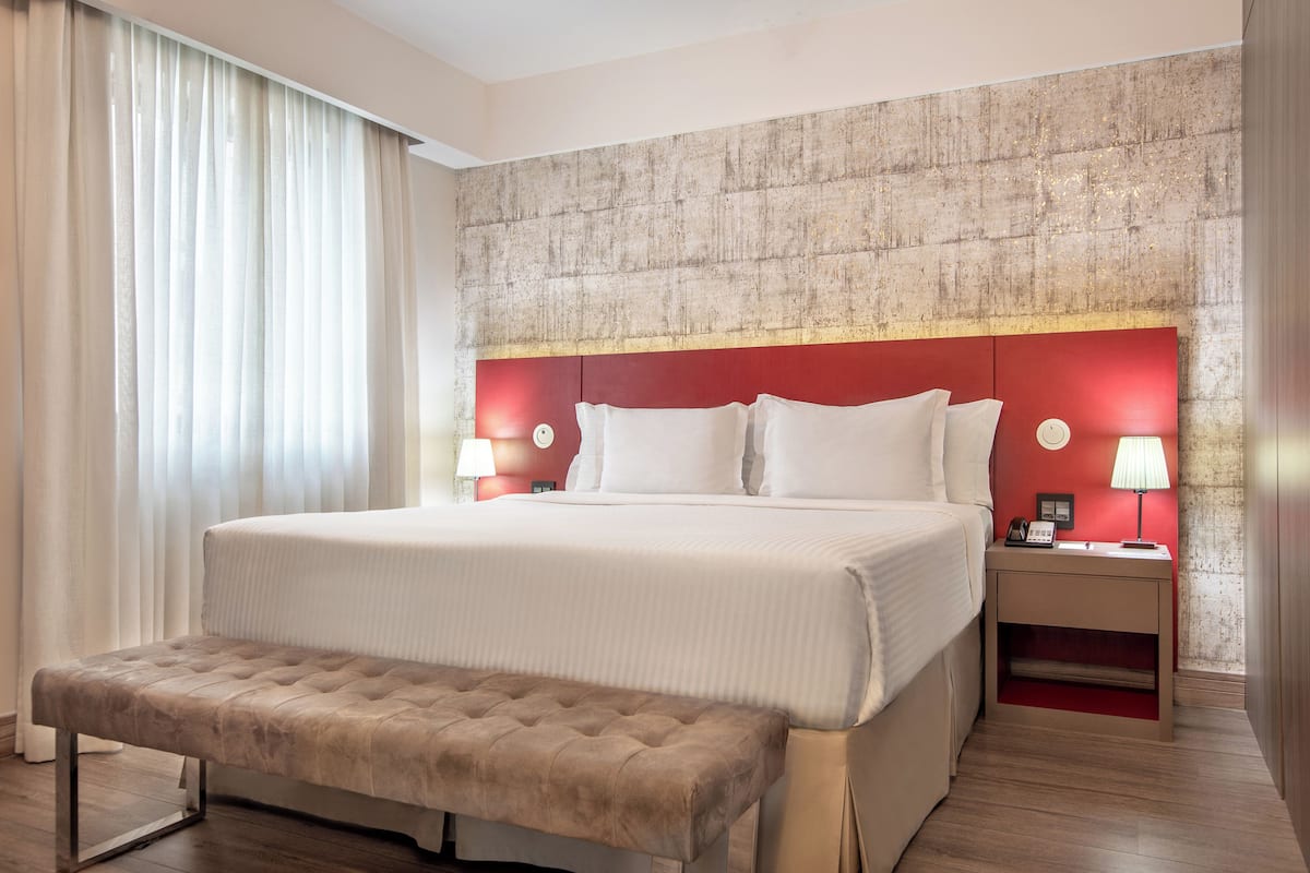 The Townhouse | Minibar, in-room safe, desk, blackout curtains