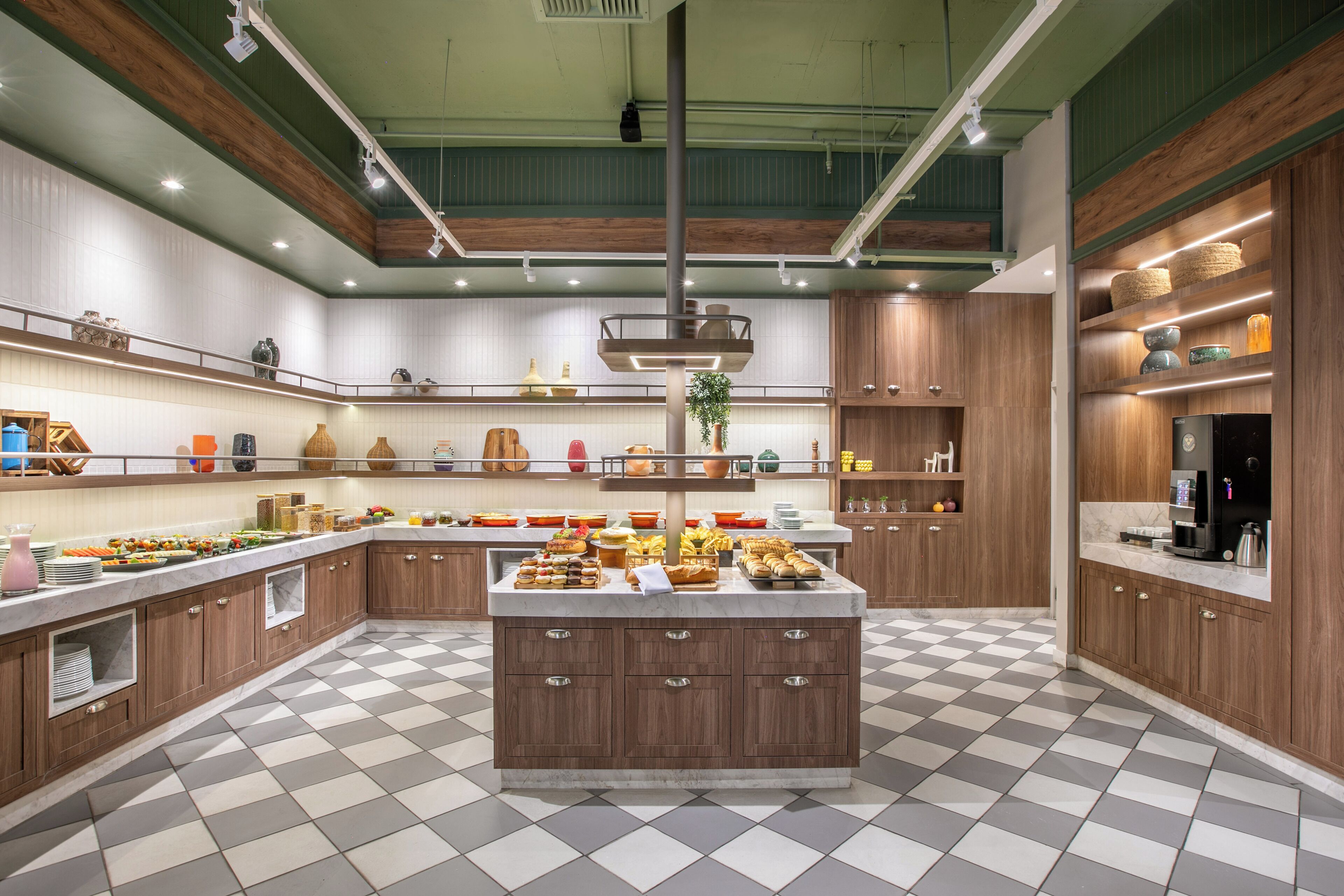 Una cocina moderna con una isla central, armarios de madera y piso a cuadros.