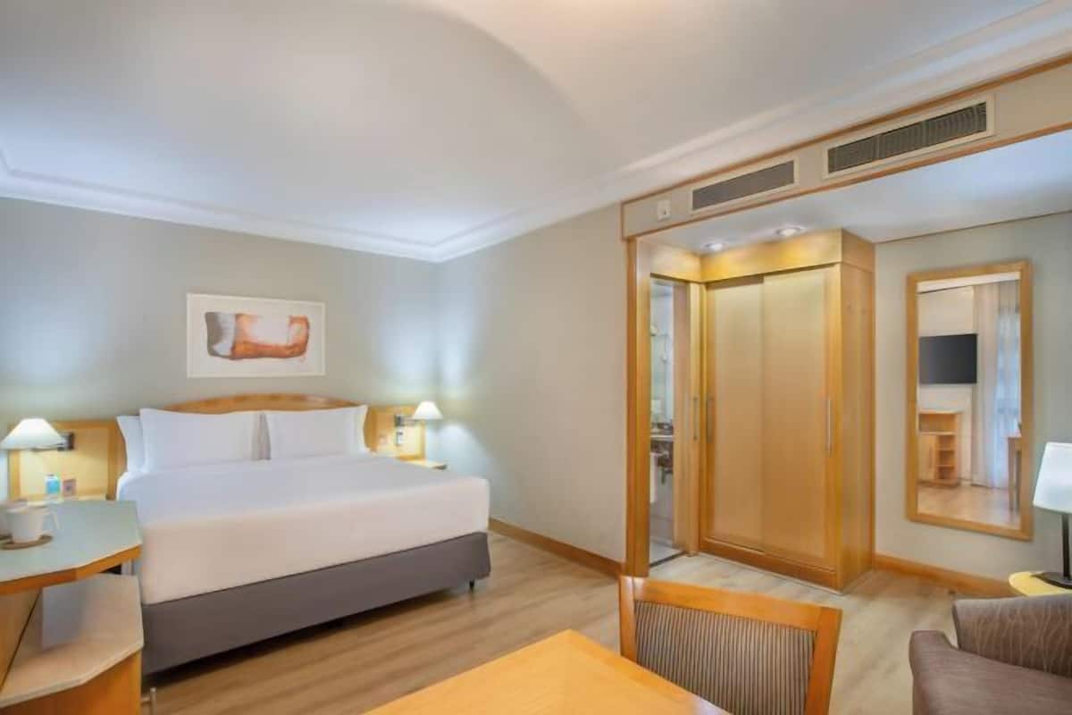 Minibar, coffres-forts dans les chambres, bureau, rideaux occultants