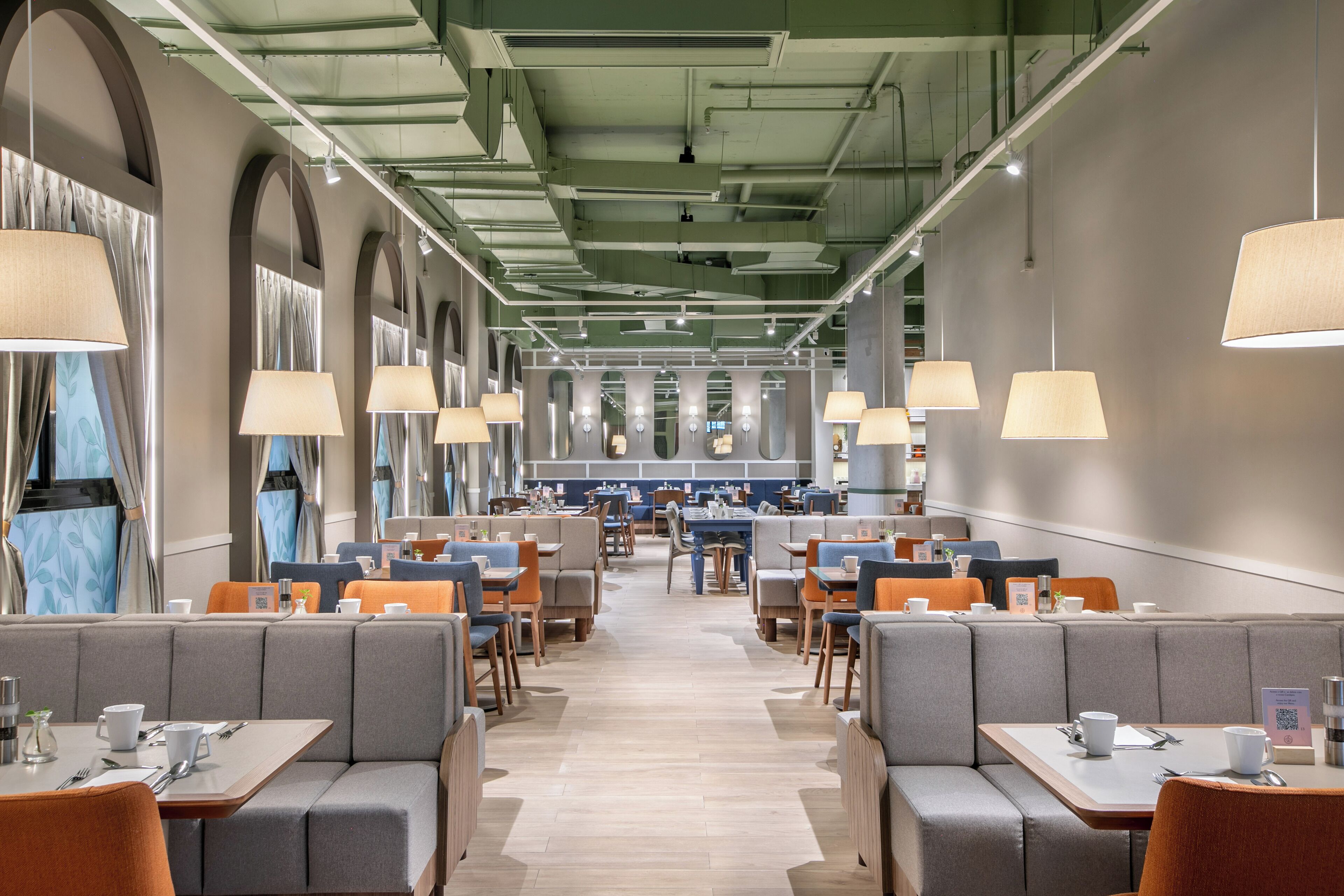 breakfast, lunch, dinner served; international cuisine