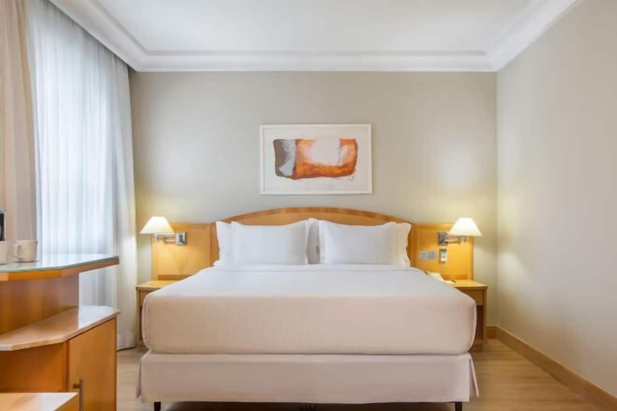 Minibar, coffres-forts dans les chambres, bureau, rideaux occultants