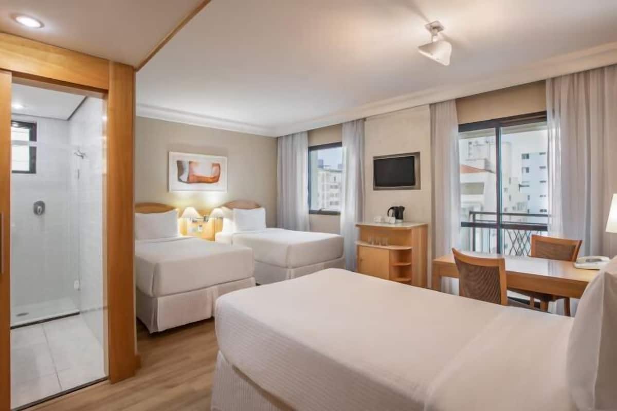 Minibar, coffres-forts dans les chambres, bureau, rideaux occultants