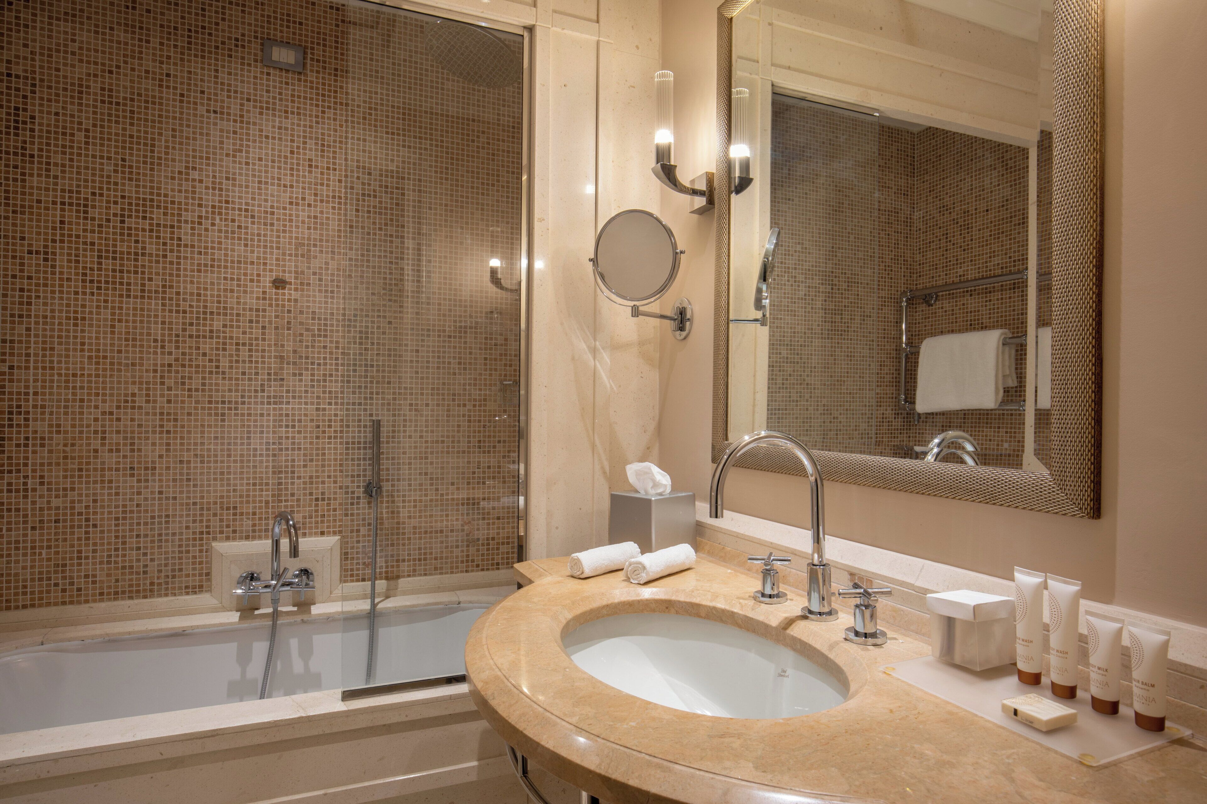 combined shower/bathtub, rainfall showerhead, free toiletries