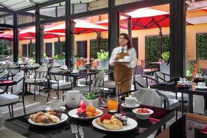 Petit déjeuner buffet (24 EUR par personne)