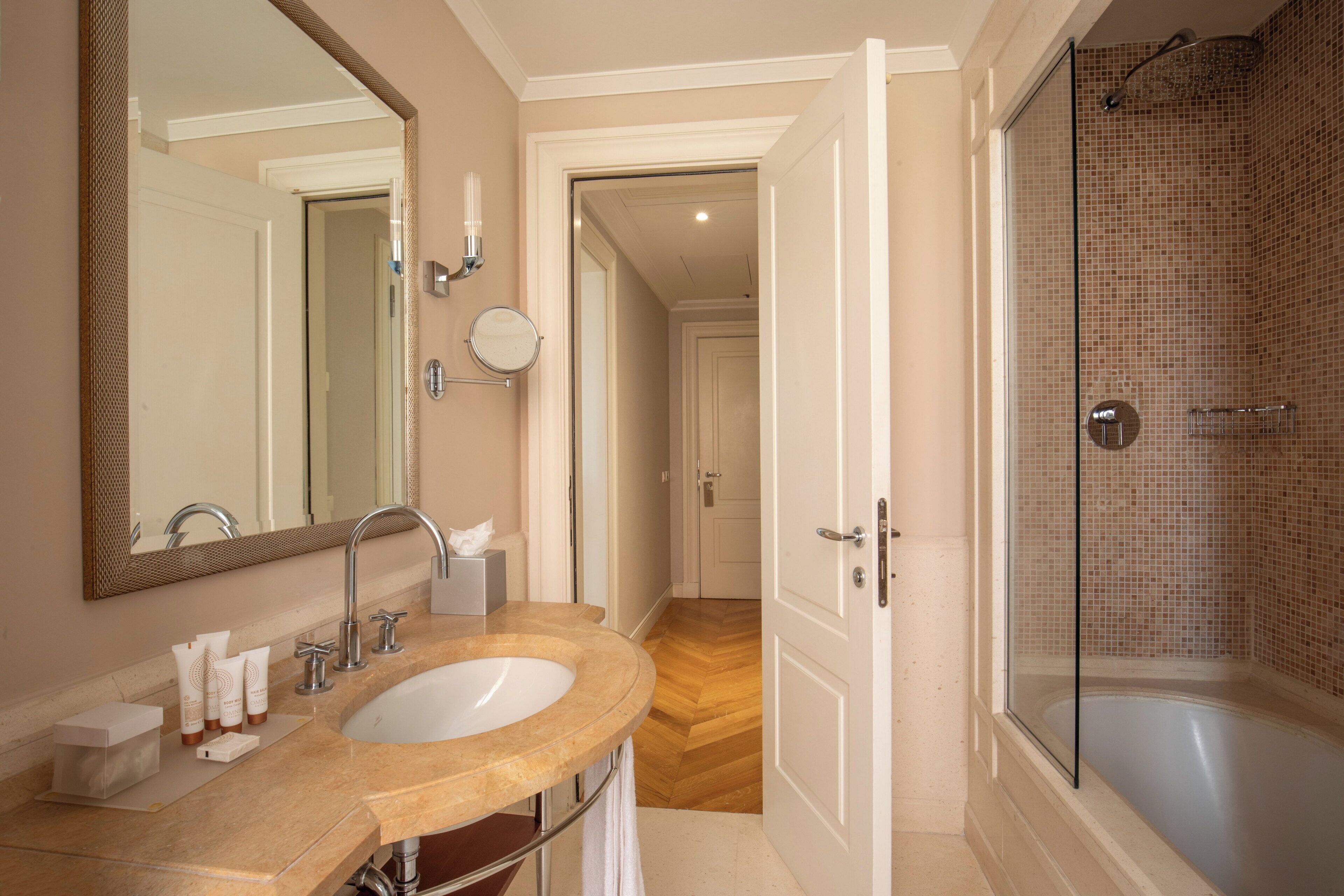junior studio suite | bathroom amenities | combined shower/bathtub, rainfall showerhead, free toiletries