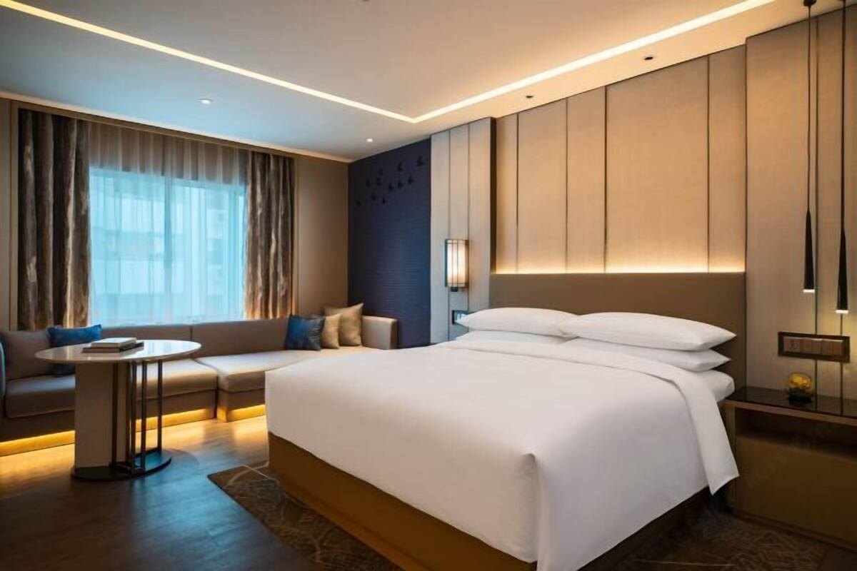 Premium bedding, down comforters, minibar, in-room safe