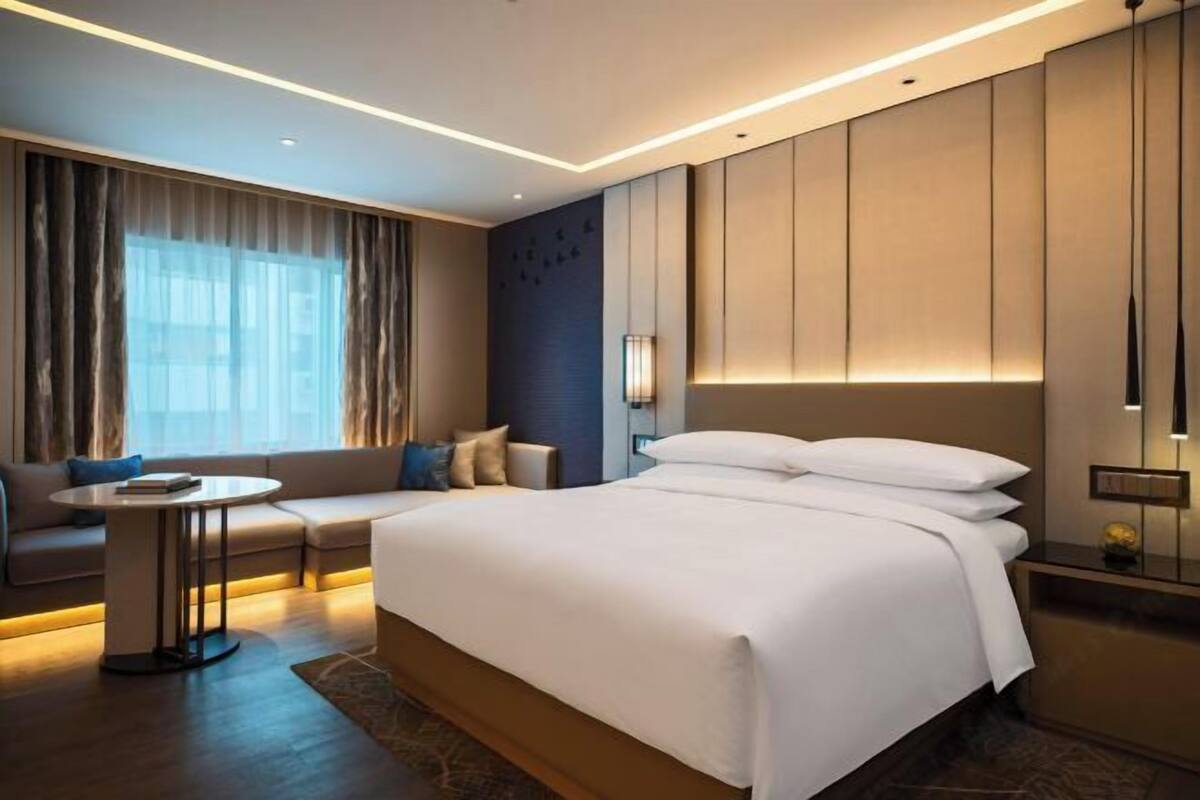 Premium bedding, down comforters, minibar, in-room safe