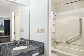 Combined shower/bathtub, hair dryer, towels
