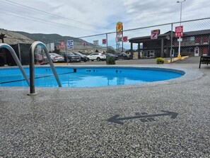 Una piscina al aire libre de temporada (de 08:00 a 22:30), tumbonas