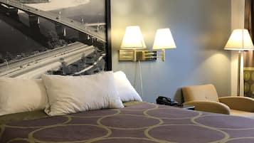 Standard Room, 1 Queen Bed, Fridge, Microwave, Non Smoking | Bàn, phòng cách âm, truy cập Internet không dây miễn phí