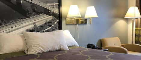 Standard Room, 1 Queen Bed, Fridge, Microwave, Non Smoking | Bureau, chambres insonorisées, Wi-Fi gratuit, draps fournis