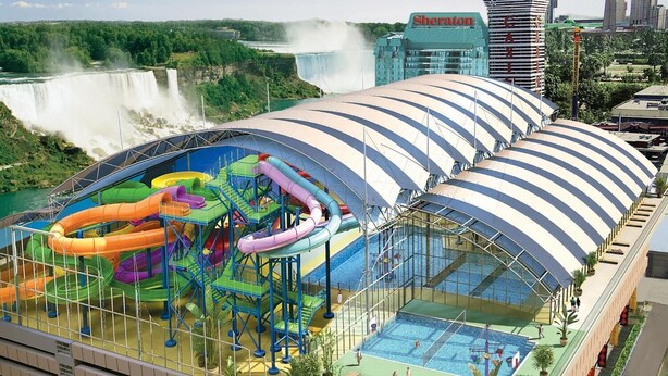 Una piscina al aire libre, una piscina climatizada