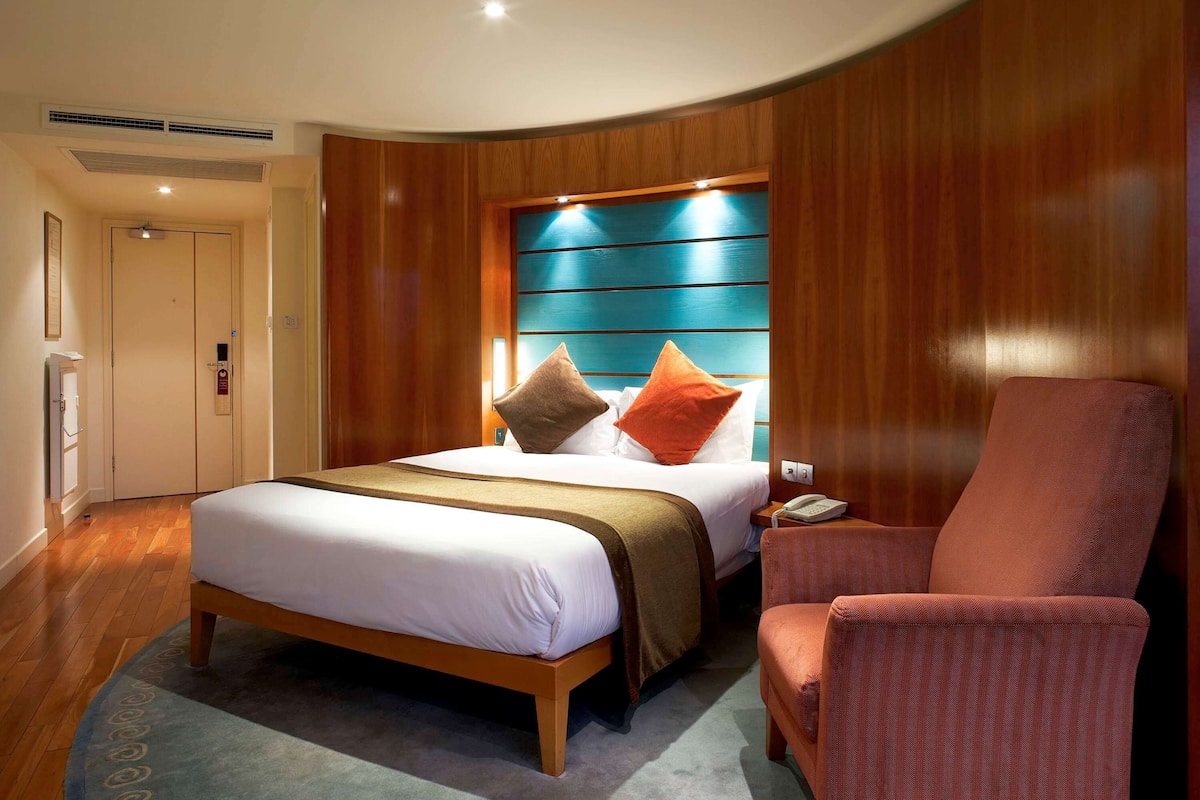 Down duvets, in-room safe, desk, blackout curtains