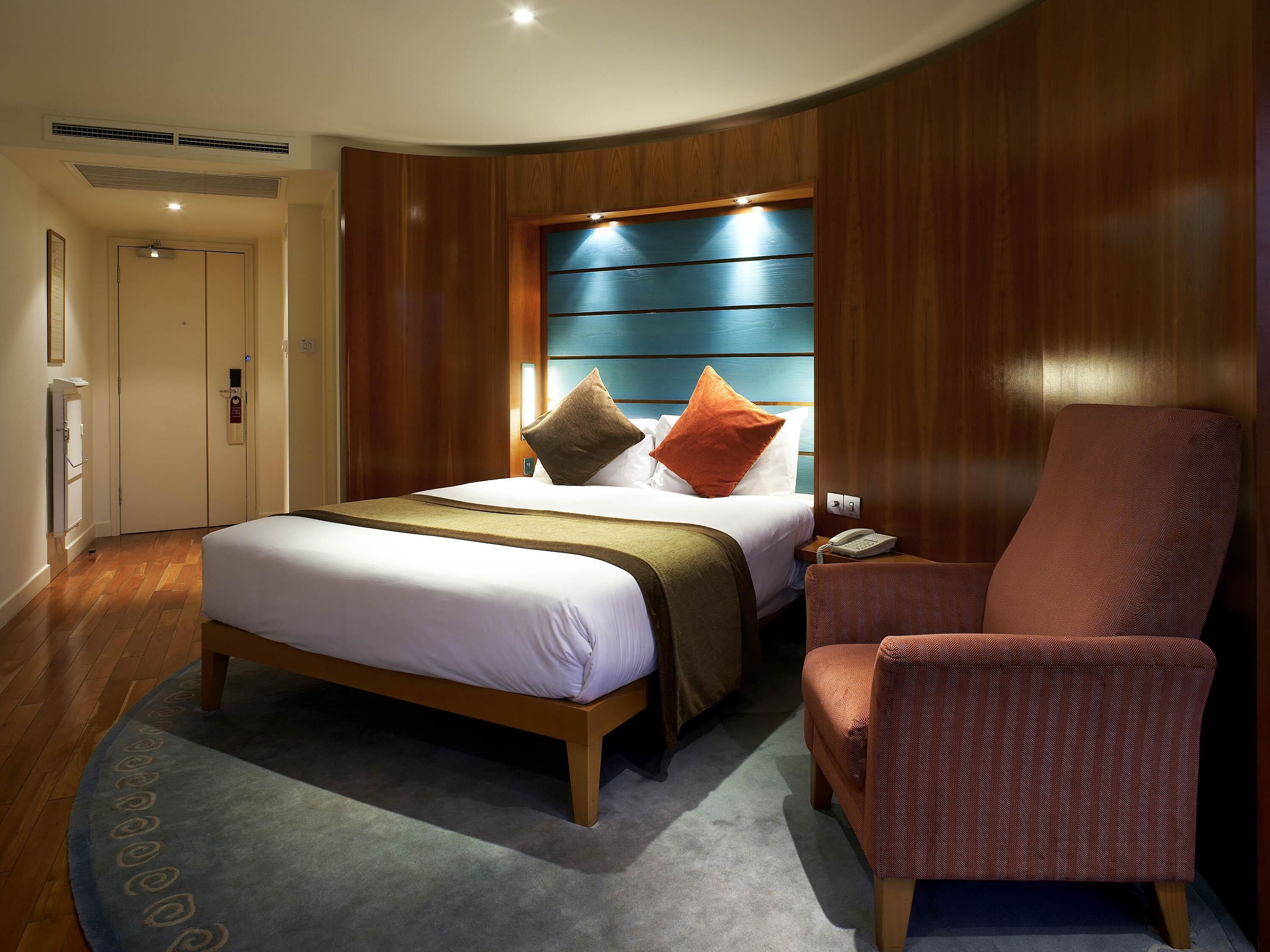 Down duvets, in-room safe, desk, blackout curtains