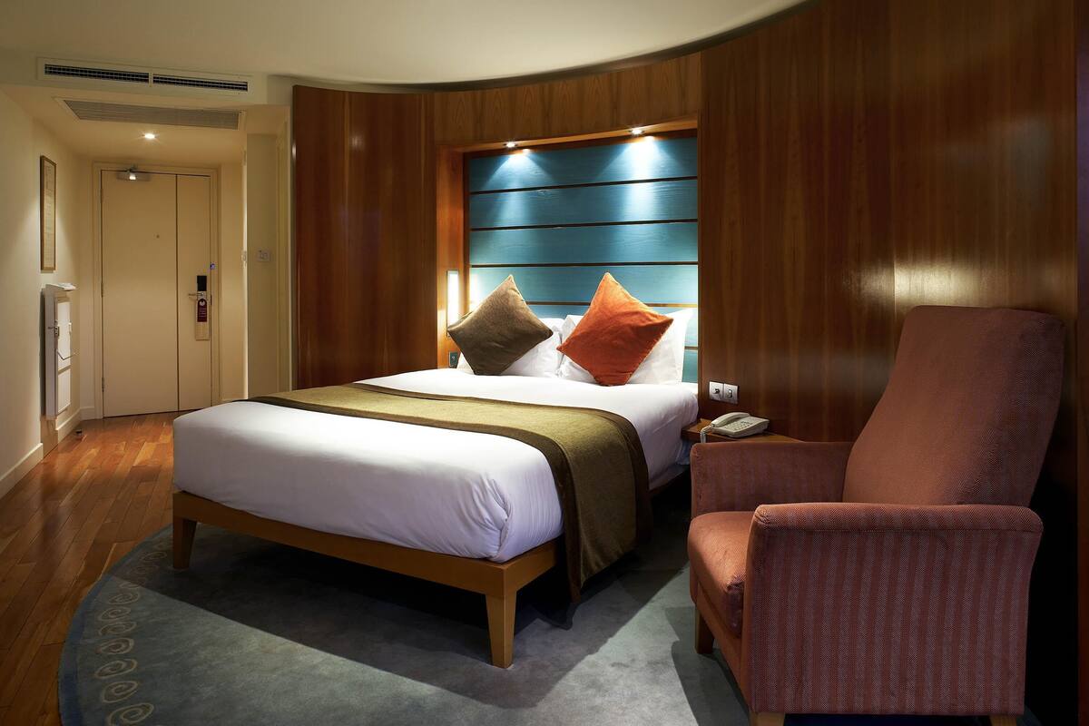 Duntäcken, värdeförvaringsskåp på rummet och skrivbord