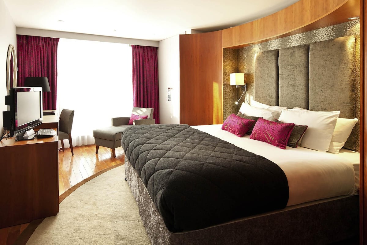 Privilege, Room, 1 Queen Bed | Down comforters, in-room safe, desk, blackout drapes
