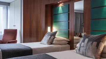 Rom – classic, 2 enkeltsenger | Dundyner, safe på rommet, skrivebord og blendingsgardiner