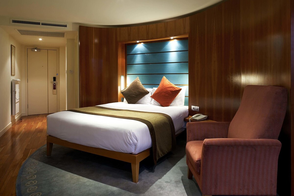Classic Room, 1 Katil Ratu (Queen) | Gebar bulu kapas, peti besi dalam bilik, meja 