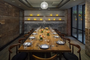 2 restaurantes, é servido jantar